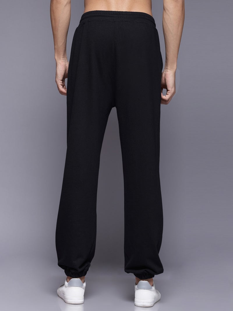 فلاينوف بنطلون جوغر أسود بطبعة رسومية (Boom) بقصة فضفاضة - Image 3